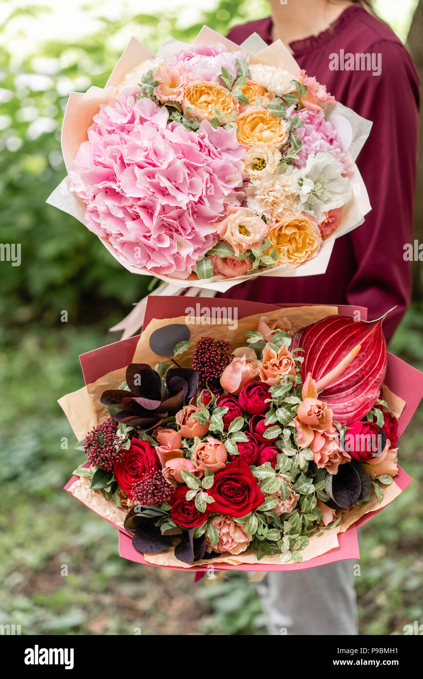 Deux Beaux Bouquet Dété Arrangement Avec Le Mélange De