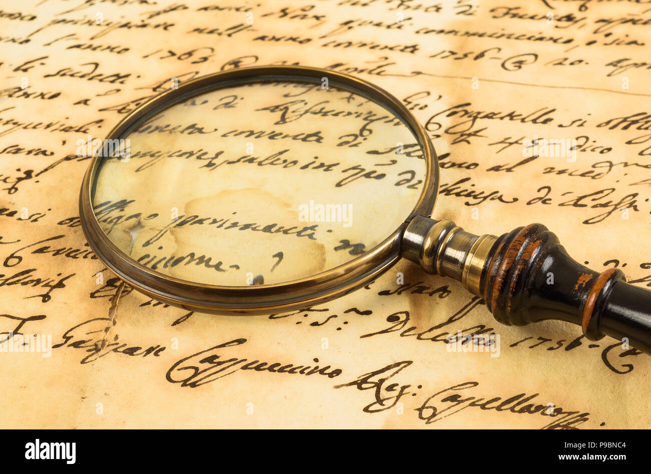 Ancienne loupe sur l'écriture ancienne Banque D'Images