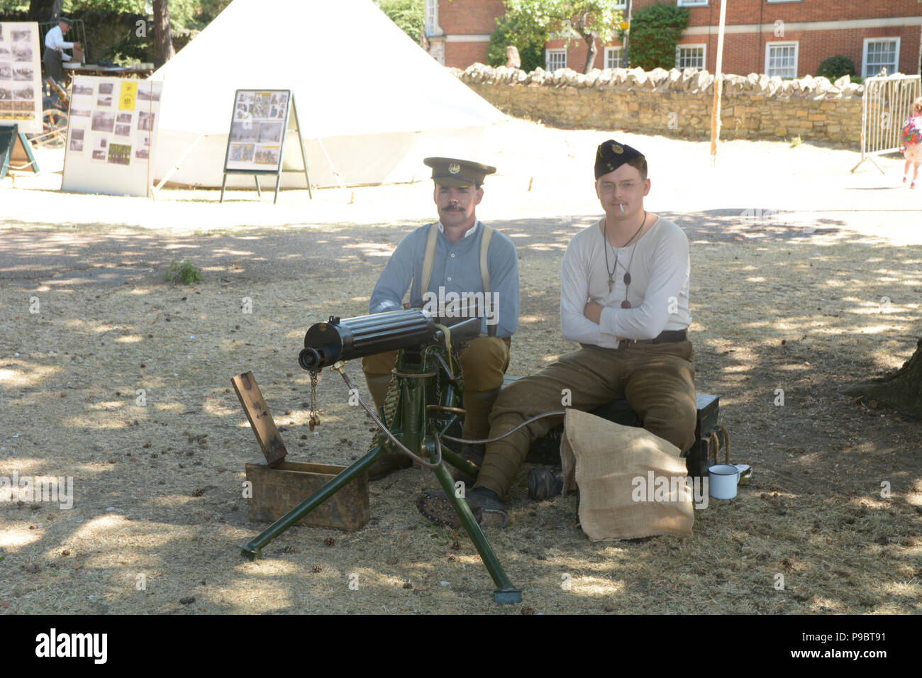 Deux re-enactment guerre soldierd avec une mitrailleuse lourde Vickers à afficher à la 40e Festival de la rivière à Bedford, Bedfordshire, Angleterre. Banque D'Images