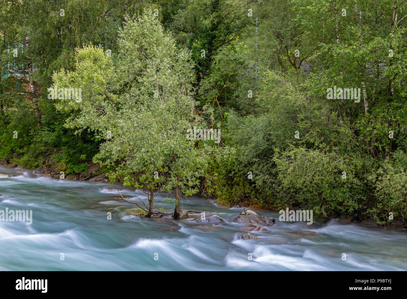 Rivière à passer près de Saint Martin, vallée Passeier, le Tyrol du Sud Banque D'Images