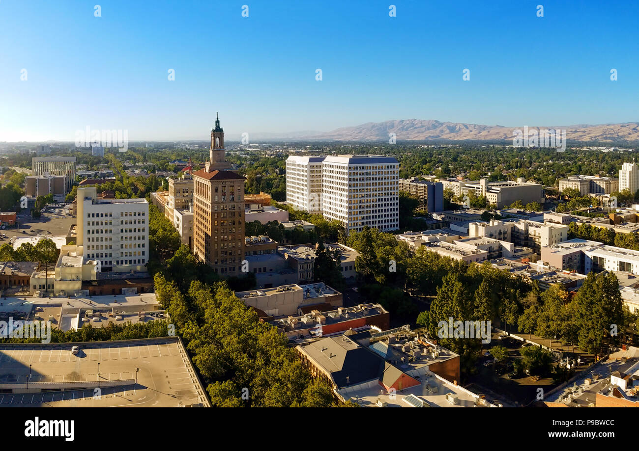 La vue sur la partie nord du centre-ville de San Jose, Californie, la capitale de la Silicon Valley, centre de haute technologie du monde, lors d'une journée ensoleillée. Banque D'Images