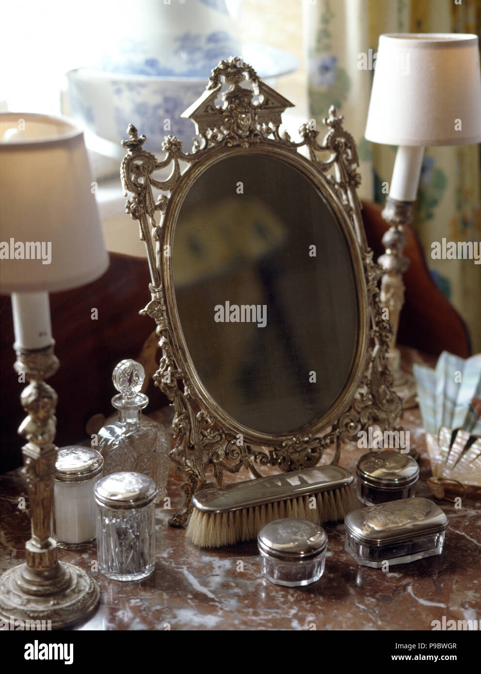 Close-up d'un miroir d'argent avec une collection d'argenterie sur une coiffeuse Banque D'Images