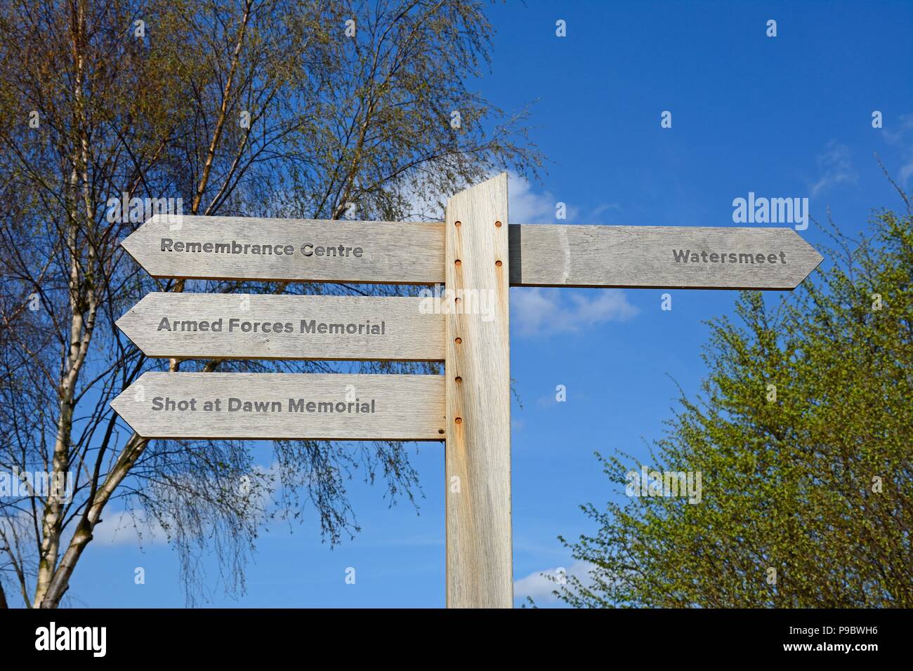 Monuments commémoratifs en bois fingerpost signe au National Memorial Arboretum, Alrewas, Staffordshire, Angleterre, Royaume-Uni, Europe de l'Ouest. Banque D'Images