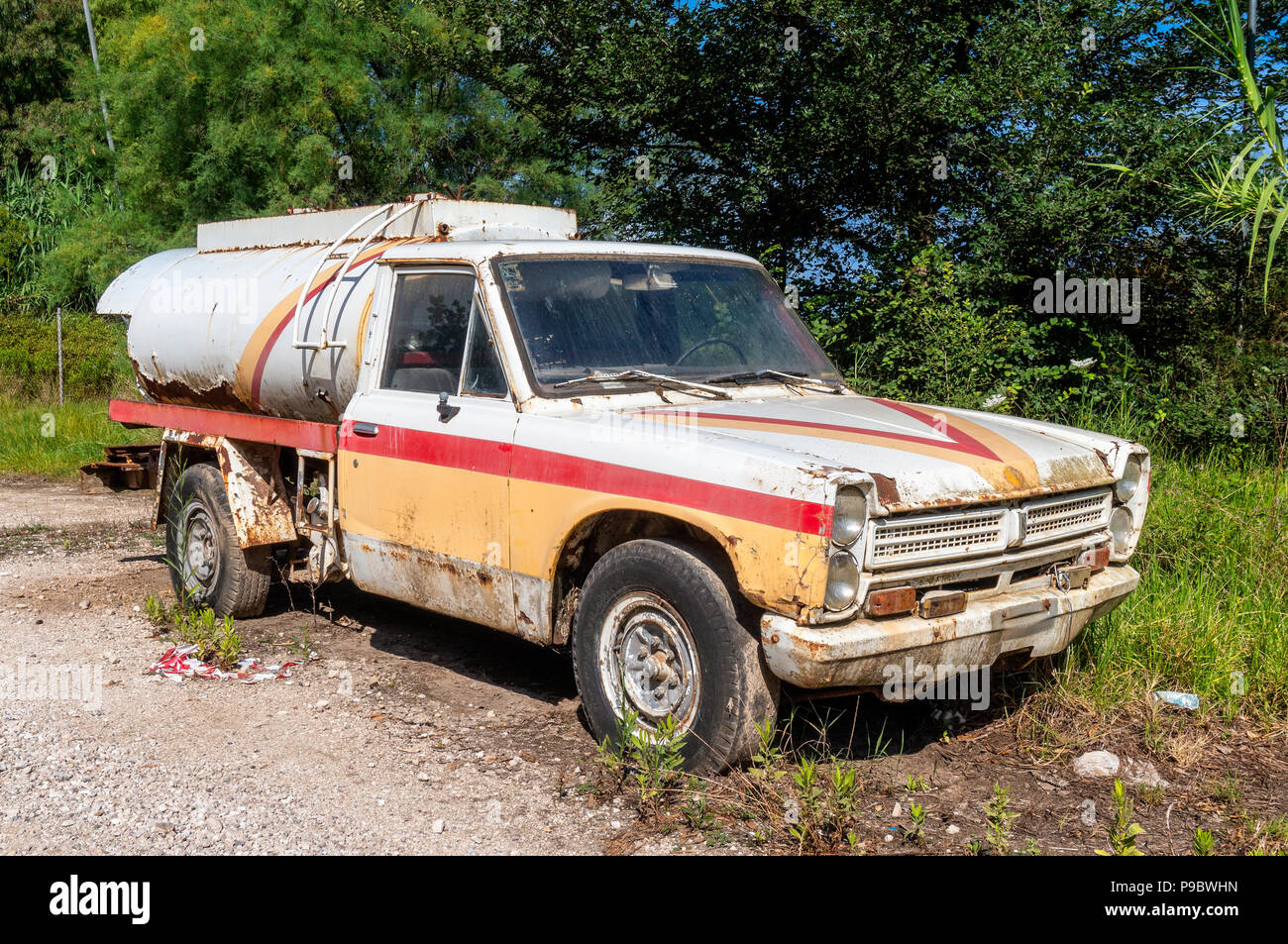 Vieille Nissan Pickup Junior reconstruite comme citerne Shell Banque D'Images