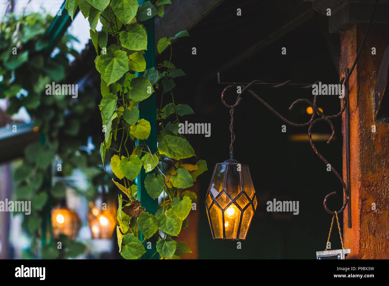 Ancienne belle lampe suspendue à l'extérieur dans le café jardin faites de vitraux, de style