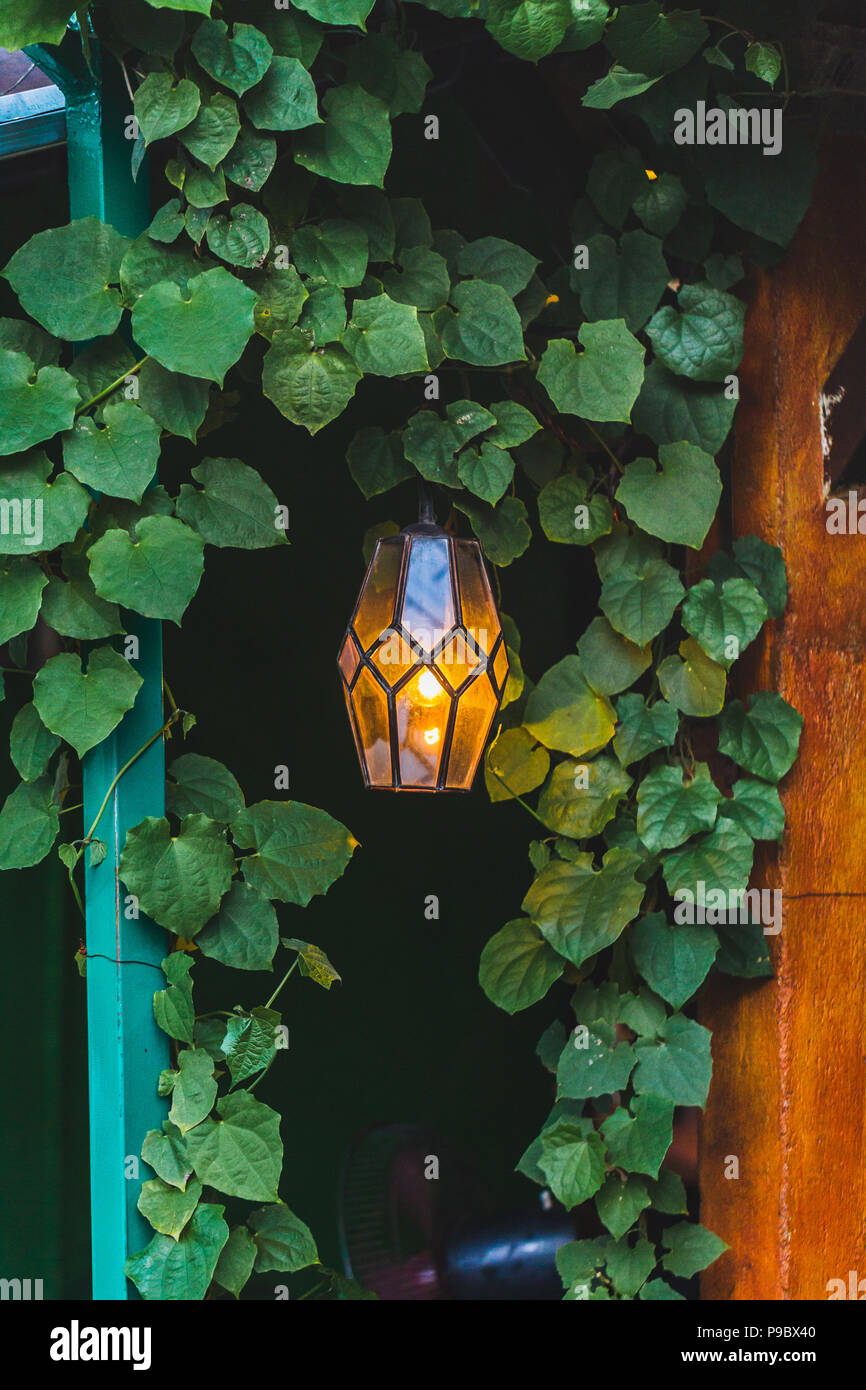 Ancienne belle lampe suspendue à l'extérieur dans le café jardin faites de vitraux, de style