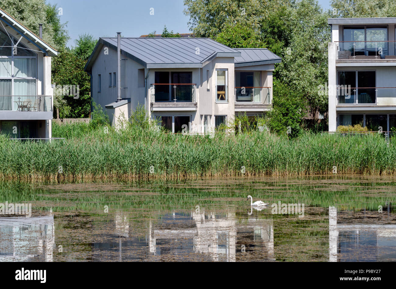 Luxe, Lakeside, eco friendly holiday home à Lower Mill Estate dans le Cotswold Water Park, Gloucestershire, Royaume-Uni Banque D'Images