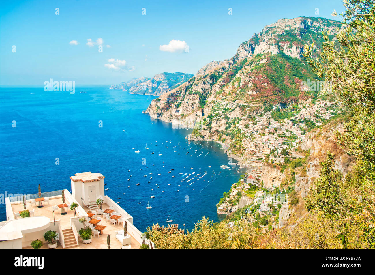 Café terrasse confortable avec vue sur la mer et sur la montagne près de Positano, côte amalfitaine, Campanie, Italie Banque D'Images