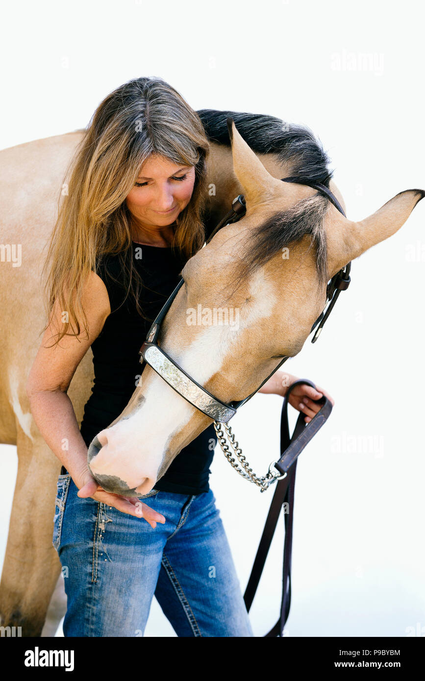 Une femme et son cheval. Banque D'Images