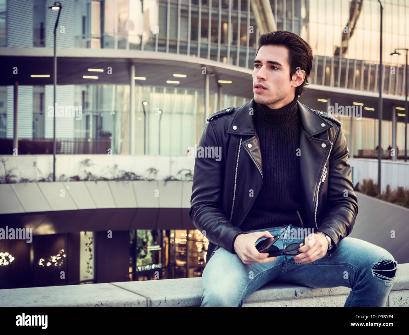 Un beau jeune homme dans la ville moderne mise Banque D'Images