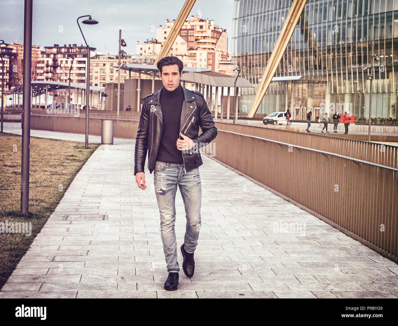 Un beau jeune homme dans la ville moderne mise Banque D'Images