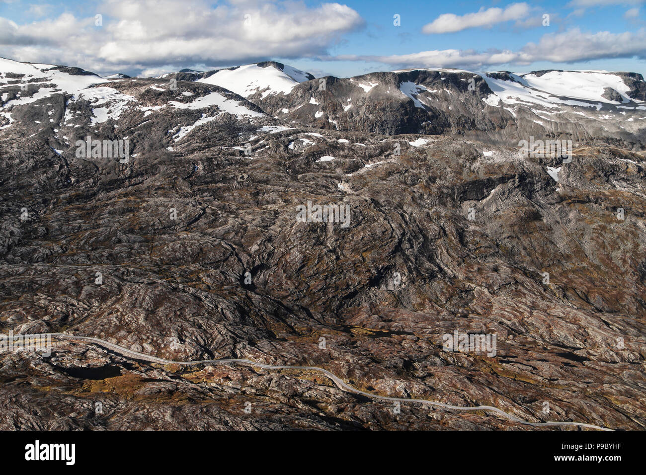 La route touristique nationale de Geiranger à travers la vallée de Flydal vu depuis le plateau de montagne Dalsnibba, Geiranger, Norvège. Banque D'Images