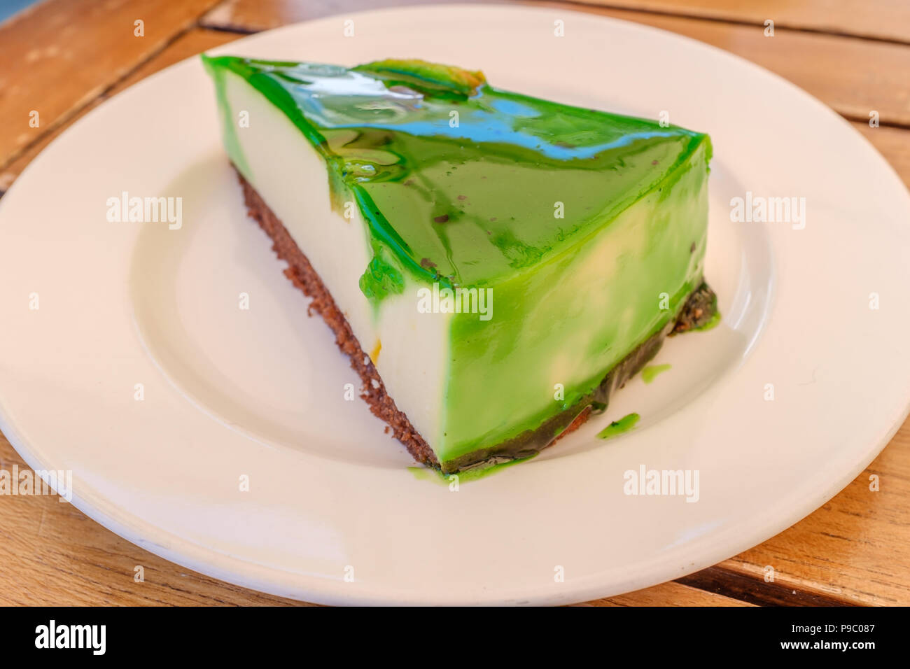 Tranche Triangulaire De Vitrage Vert Flan Doux Gateau Sur Une Base De Biscuit Brun Servis Sur Une Plaque Ronde Blanche Sur Une Table Woode Photo Stock Alamy Tranche Triangulaire De Vitrage Vert Flan Doux Gateau Sur Une Base De Biscuit Brun Servis Sur Une Plaque Ronde Blanche Sur Une Table Woode Photo Stock Alamy