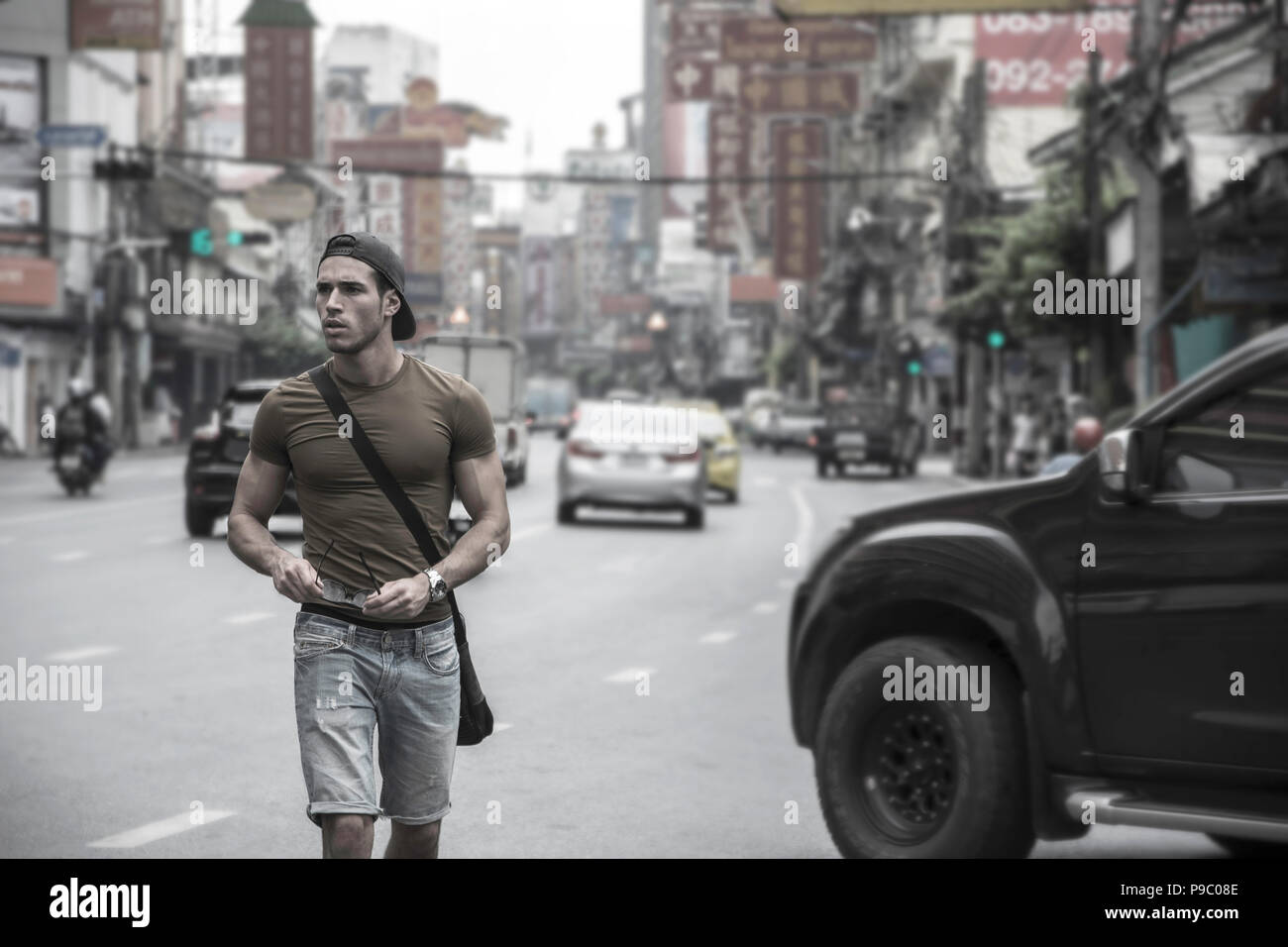 Beau jeune homme marchant dans Bangkok, Thaïlande Banque D'Images