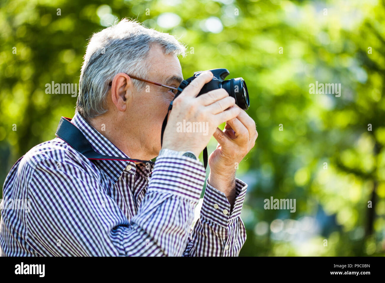 Man est de photographier à la park Banque D'Images