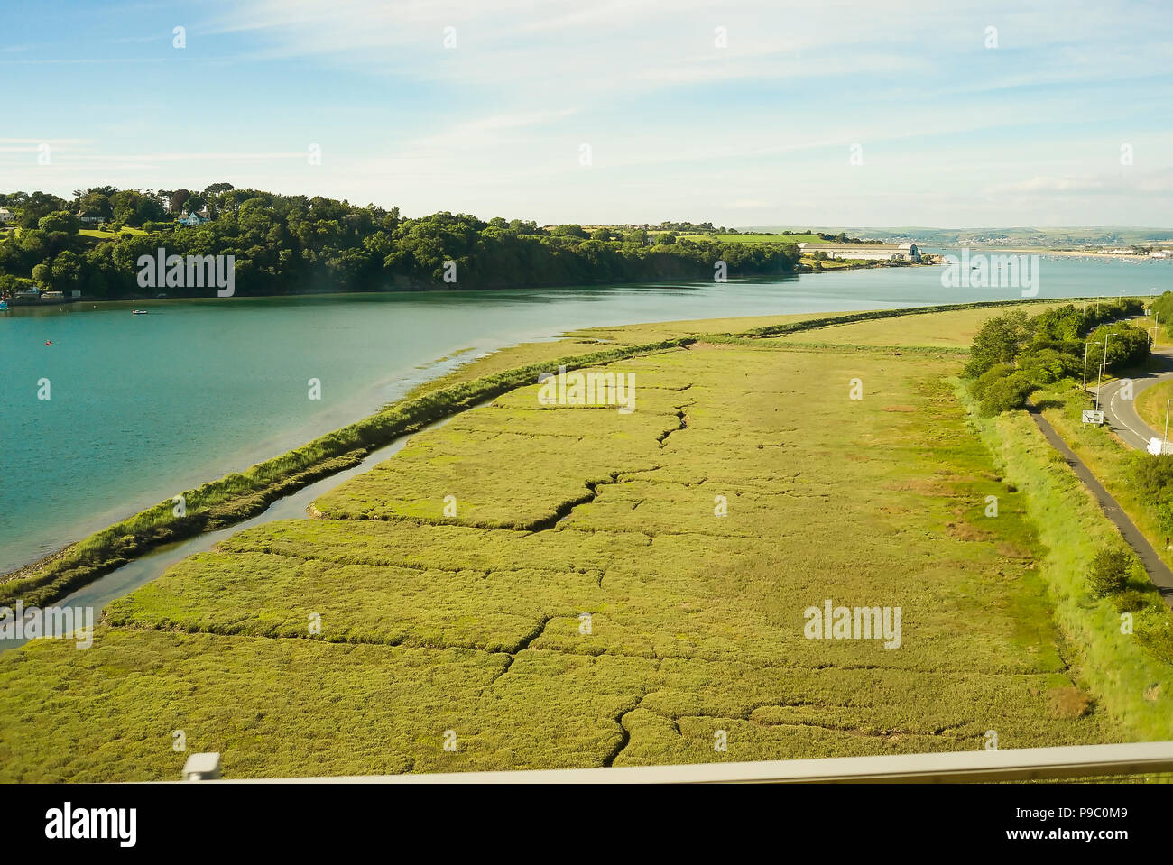 Estuaire de la rivière Torridge dans Bideford Devon UK montrant la végétation naturelle sur la zone périphérique. Prise d'aller de l'entraîneur sur un pont. Banque D'Images