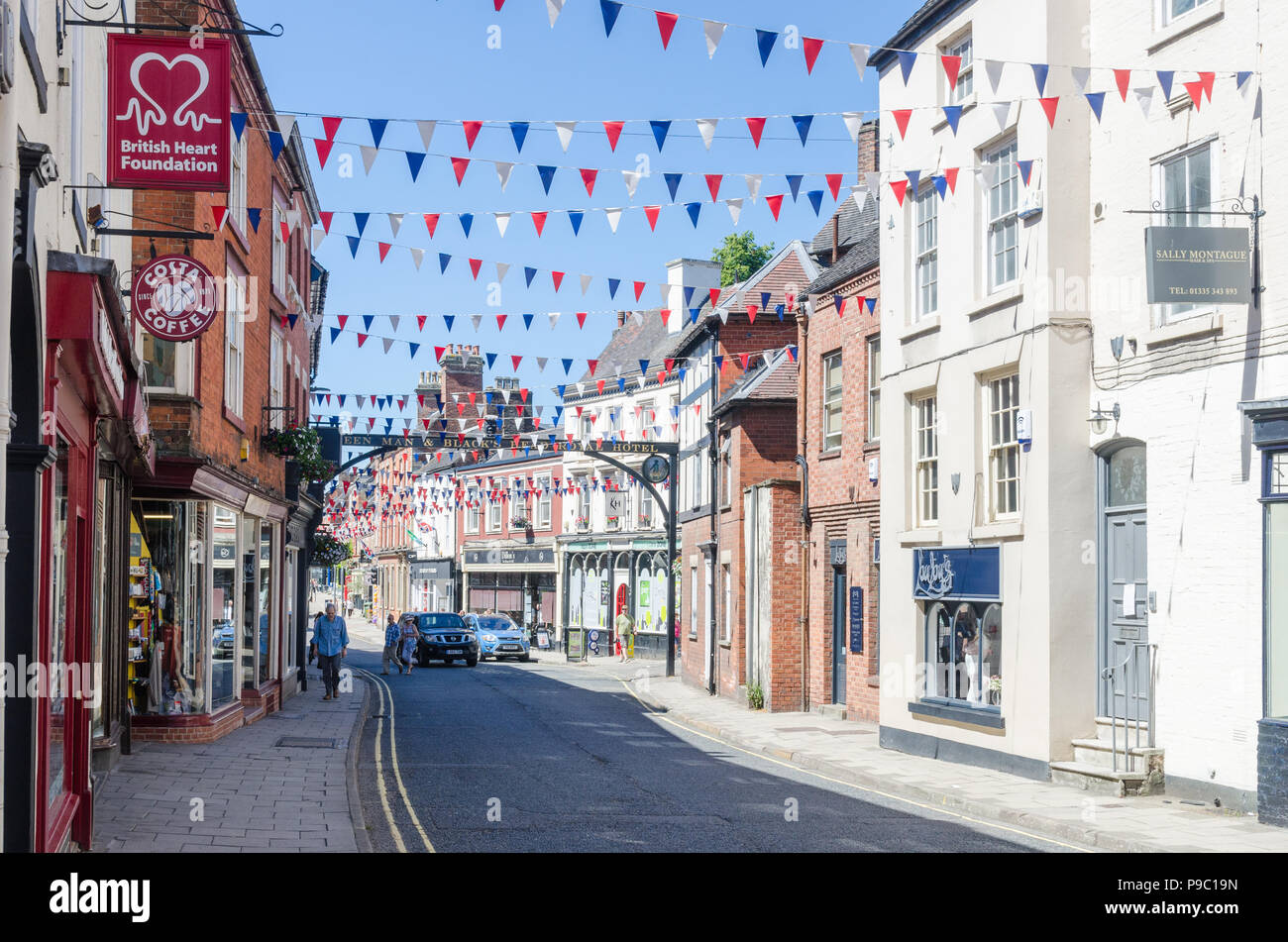 Bunting suspendues sur St John Street dans la ville de marché de Derbyshire Dales Ashbourne Banque D'Images