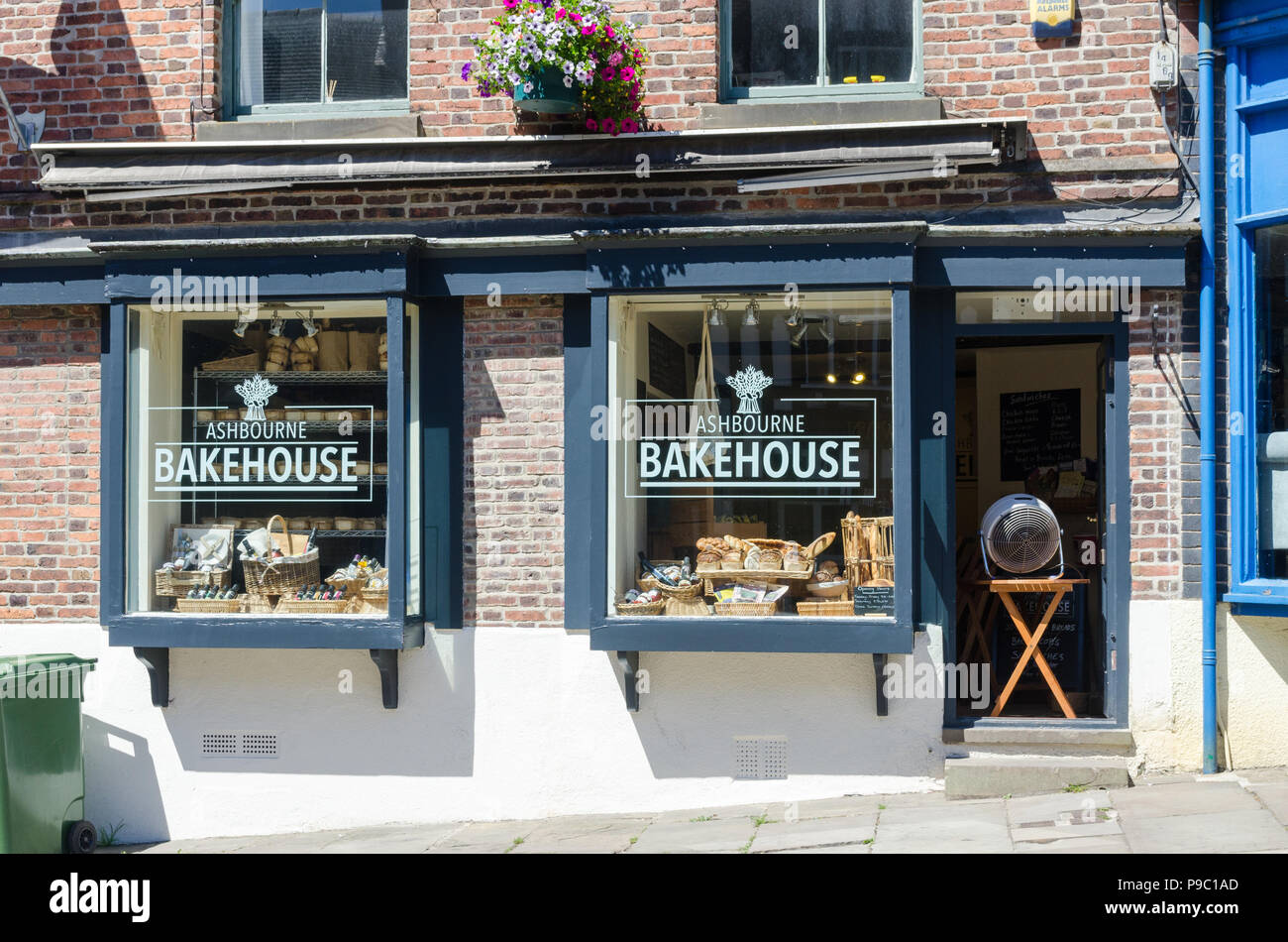 Le Fournil de Ashbourne Derbyshire Dales dans la ville d'Ashbourne marché utilise des méthodes traditionnelles pour faire cuire du pain Banque D'Images