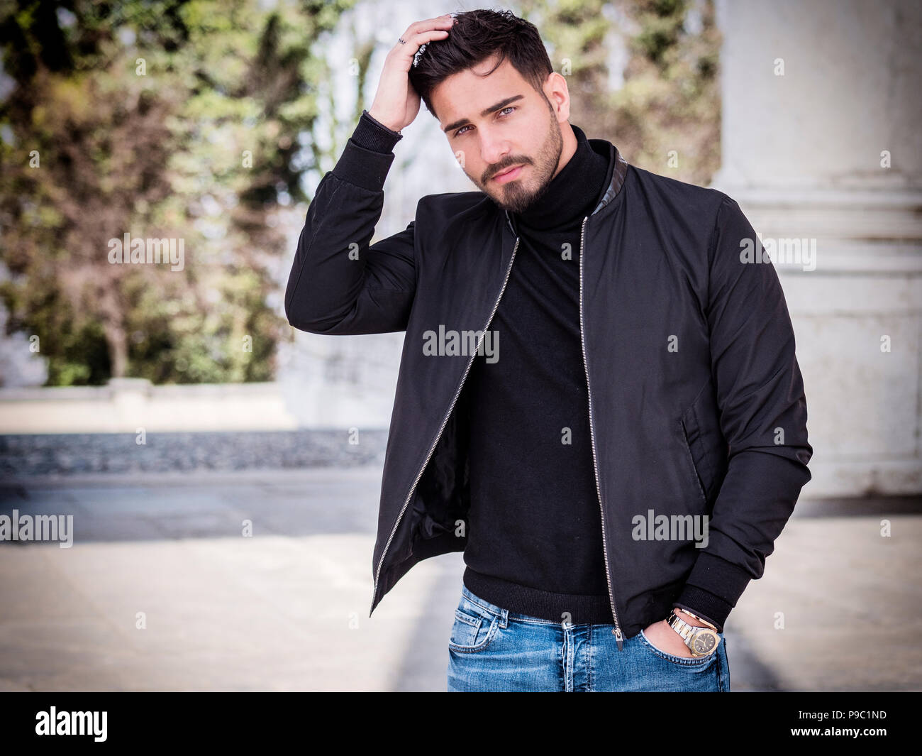 Un beau jeune homme dans la ville moderne mise Banque D'Images