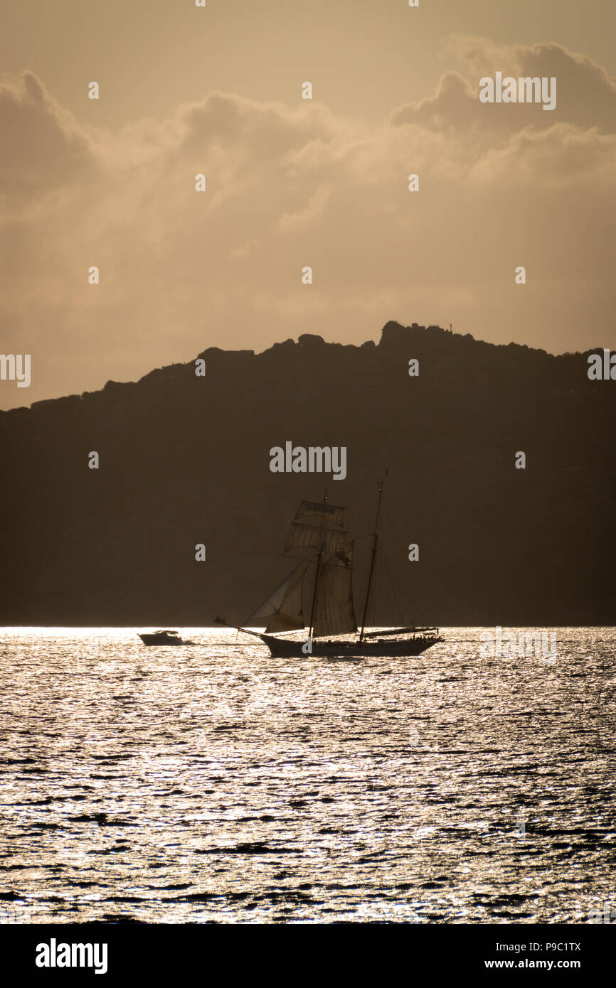 Photo rétroéclairé d'un navire à voile master deux en face de l'île italienne de Sardaigne Banque D'Images