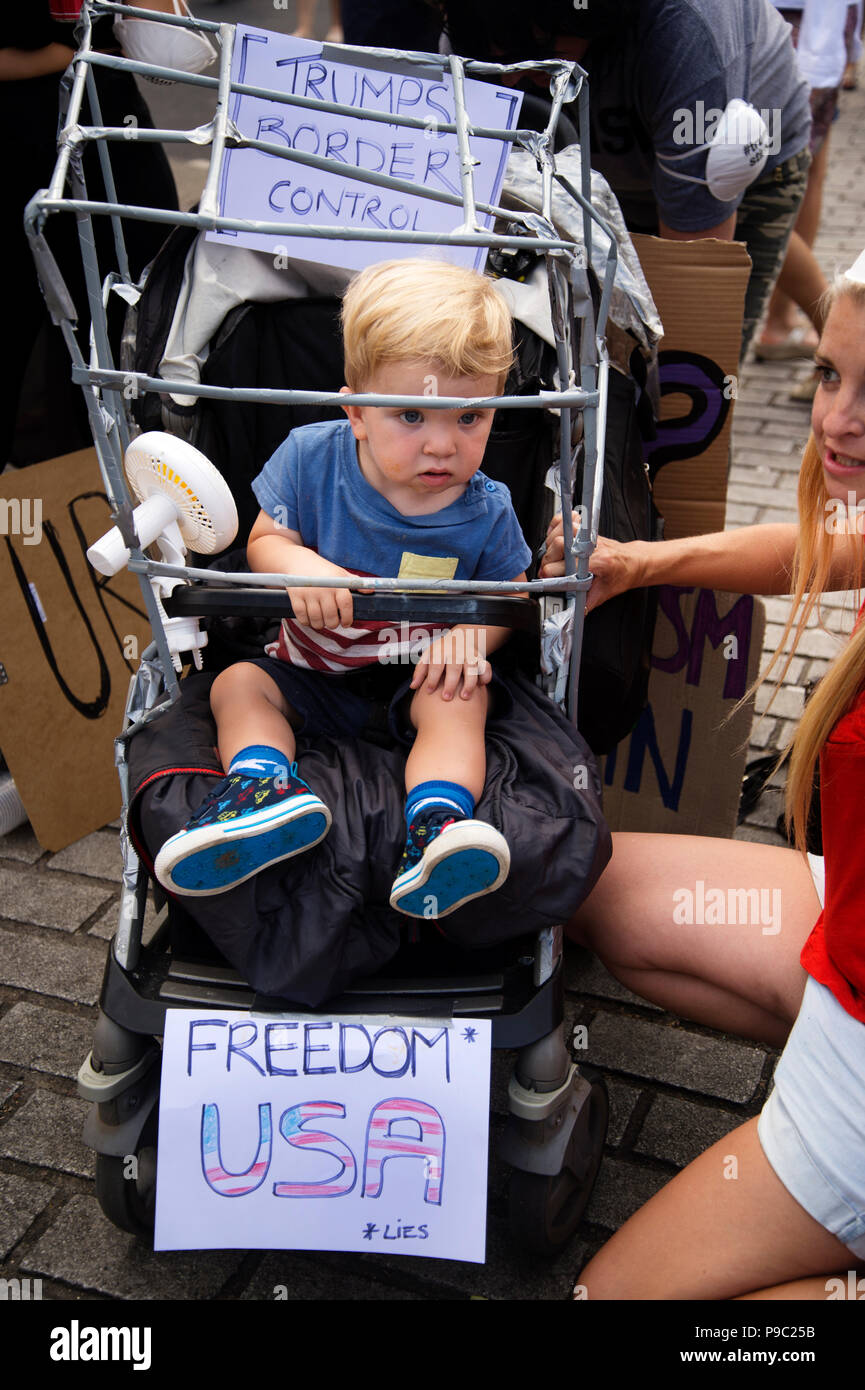 13 Juillet 18 Le Centre De Londres Manifestation Contre La Visite Du President Americain Donald Trump A L Angleterre Protestant Contre Un Bebe Dans Une Cage Avec Un Panneau Disant Photo Stock Alamy