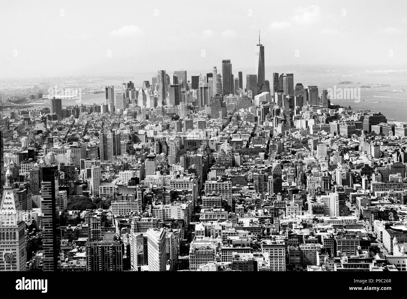 Cityscape toits de divers bâtiments, des gratte-ciel à la bas sur le centre de Manhattan à New York vers les centres-villes ; Financial District Banque D'Images