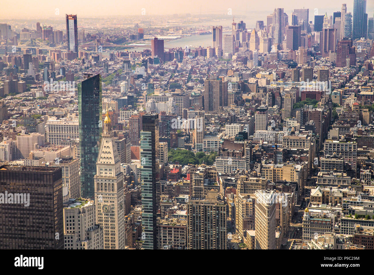 Cityscape de divers bâtiments, des gratte-ciel, des ponts et de l'architecture à la recherche vers le bas sur le centre de Manhattan à New York City en direction du centre-ville Banque D'Images
