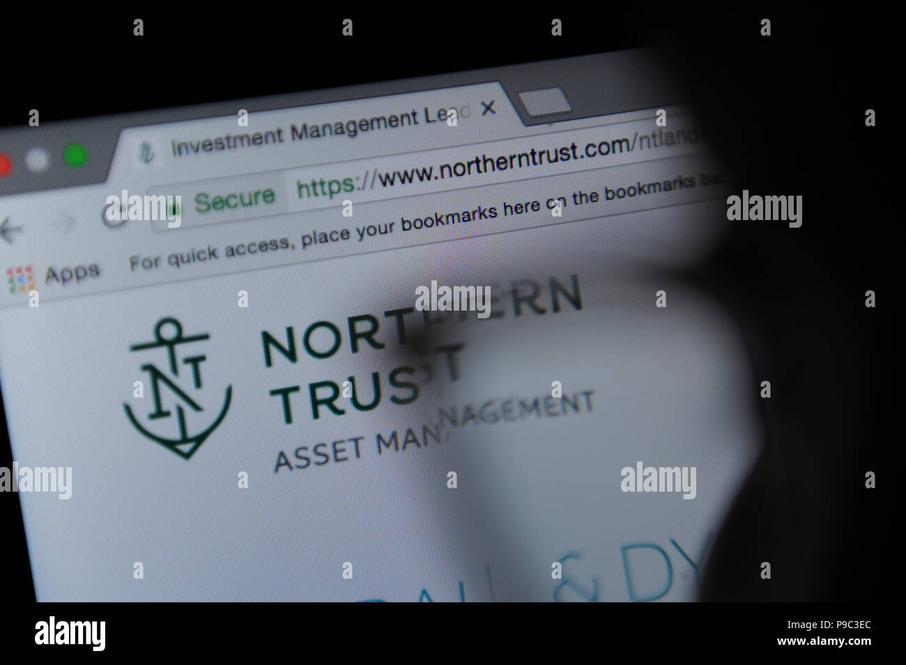 Le site web de Northern Trust vu à travers une loupe Banque D'Images