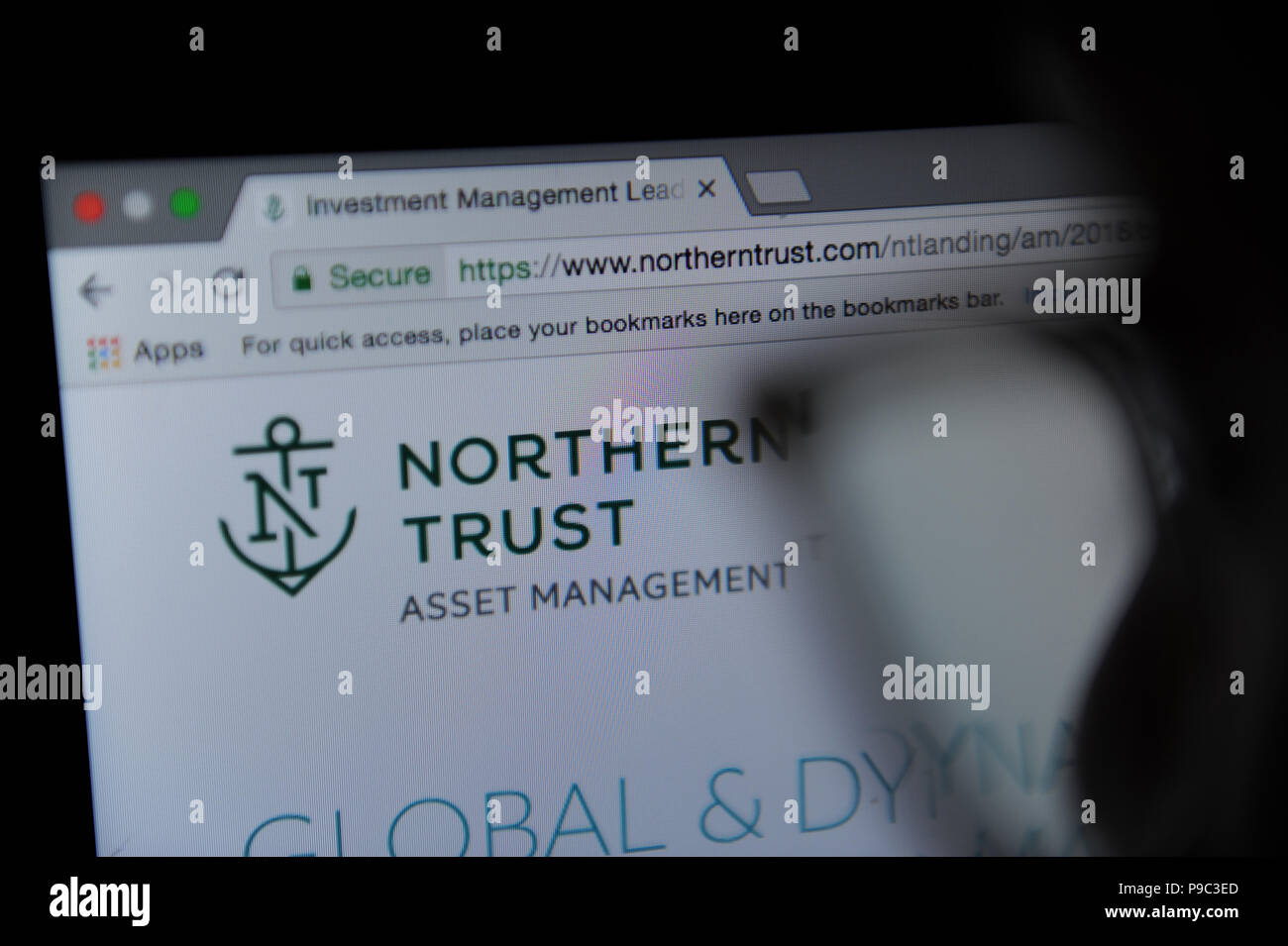 Le site web de Northern Trust vu à travers une loupe Banque D'Images