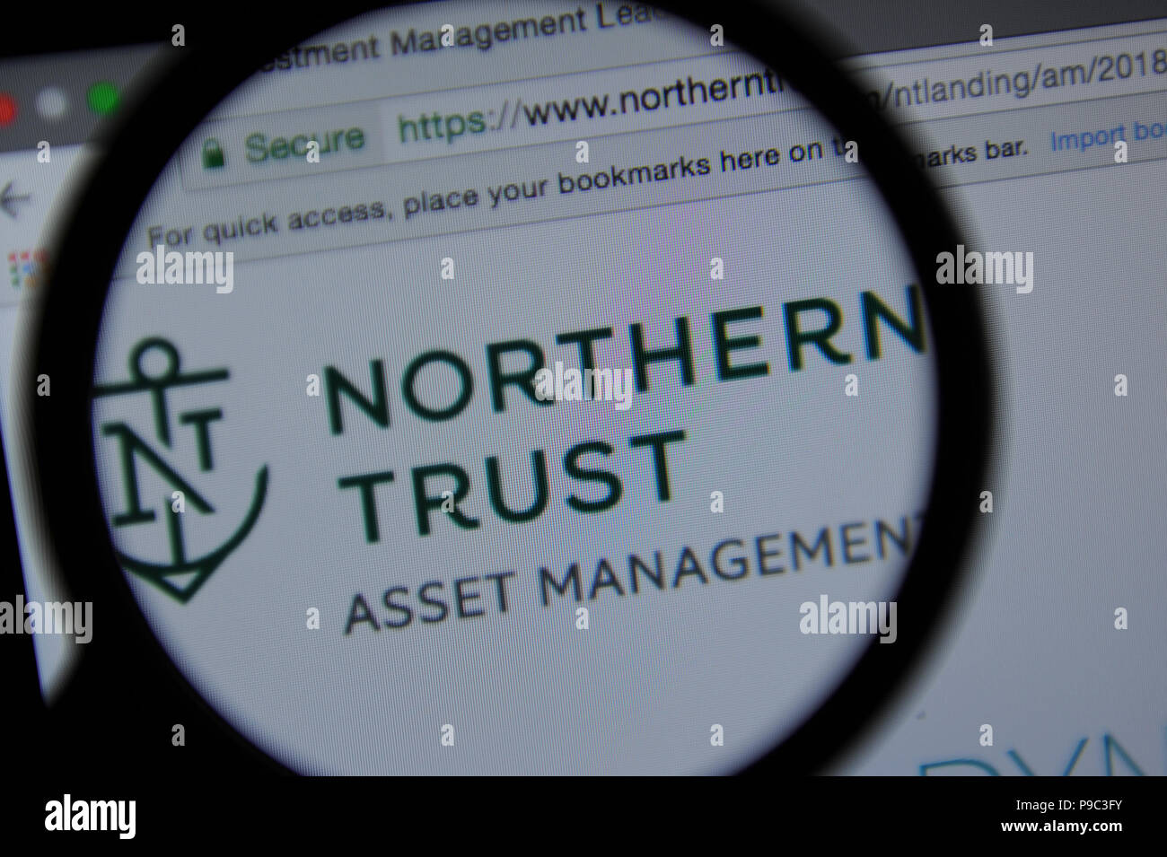 Le site web de Northern Trust vu à travers une loupe Banque D'Images