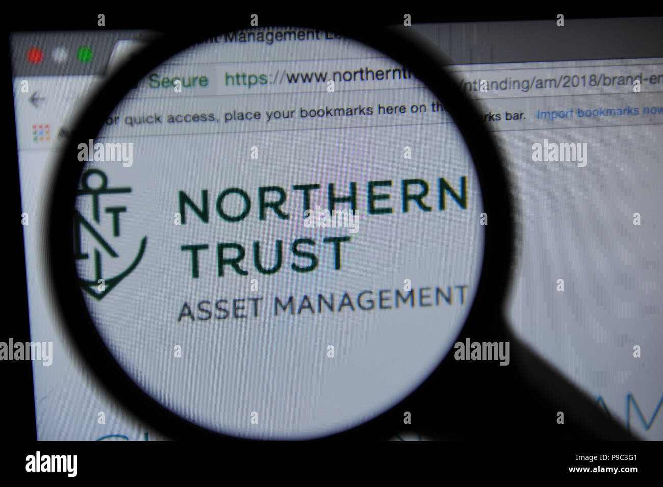 Le site web de Northern Trust vu à travers une loupe Banque D'Images