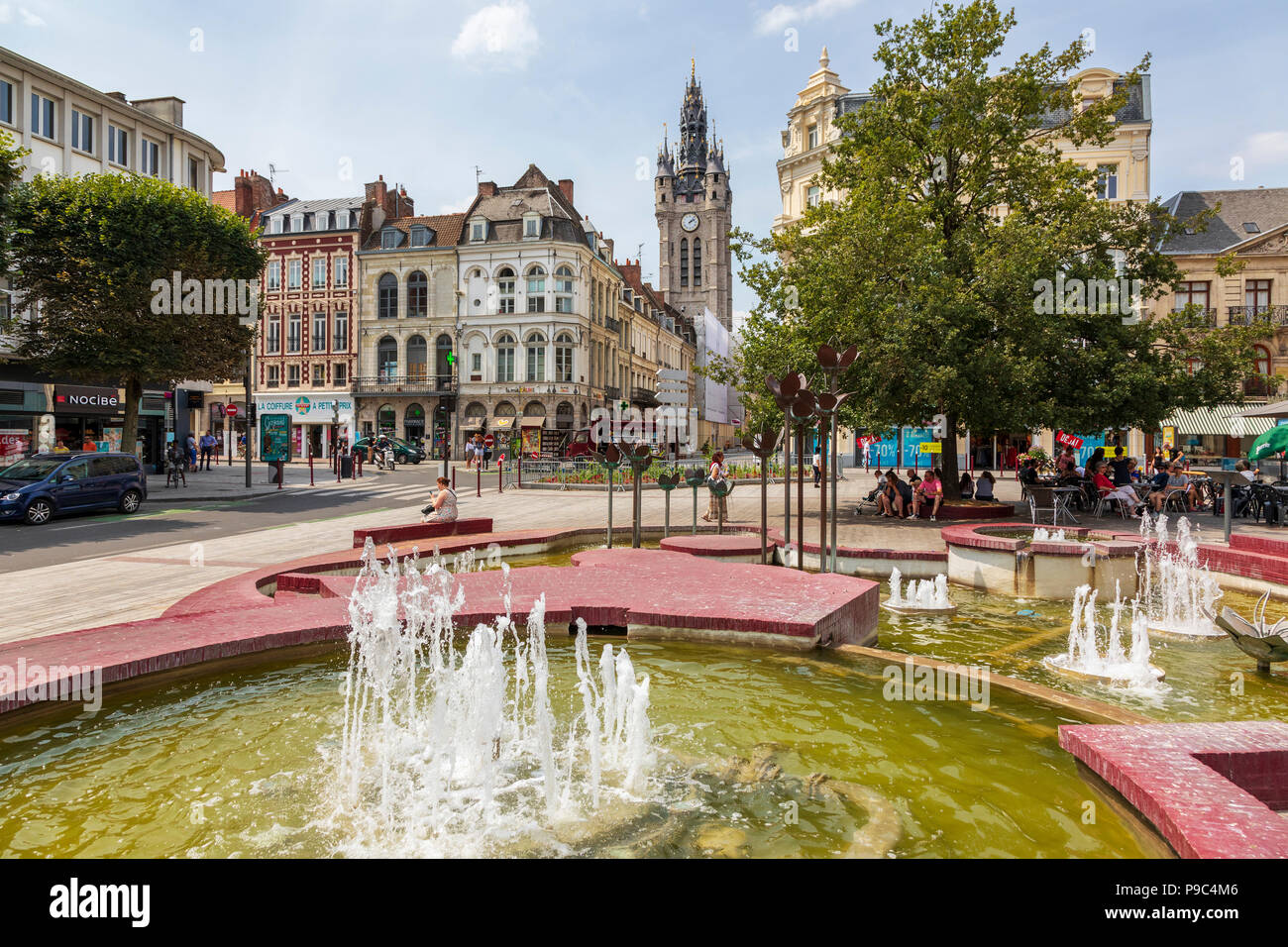 Le centre-ville de Douai avec les fontaines et les boutiques locales, Douai, Nord, Picardie, France Banque D'Images