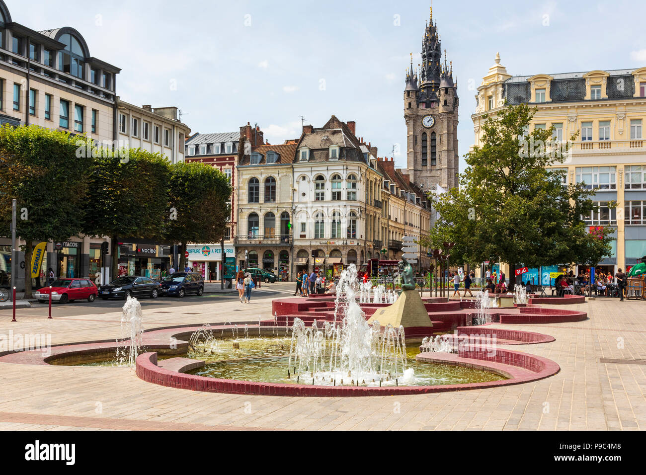 Centre ville de Douai, Nord, Picardie, France montrant les fontaines, magasins et célèbre Belfry. Banque D'Images