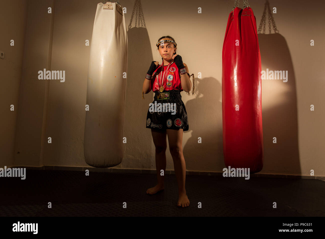 Jeune fille junior femelle boxer kick boxing Muay Thai MMA fighter Banque D'Images