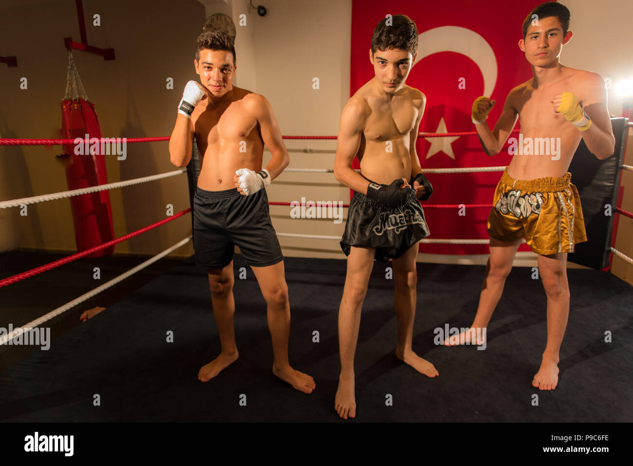 Enfant Junior Muay Thai boxer KKck la préparation pour l'UFC, MMA, K-1, GLOIRE lutte cage Banque D'Images