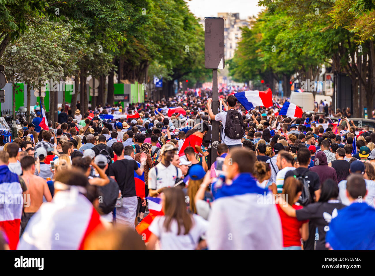 Paris, France. 15 juillet, 2018. Les grandes foules de célébrer dans les rues de Paris après la France remporte la Coupe du Monde de la FIFA 2018 en Russie. Paris, France. Banque D'Images