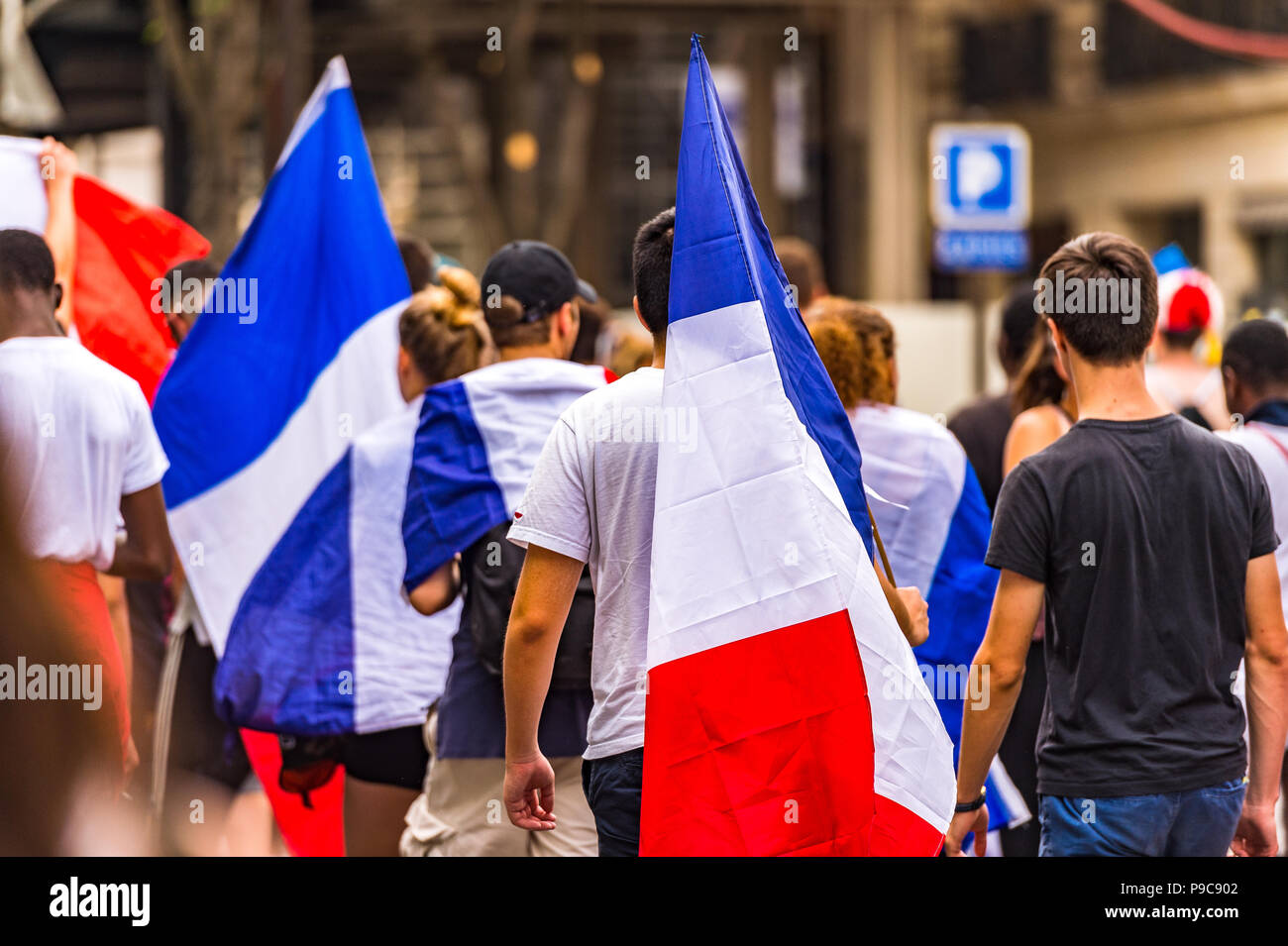 Paris, France. 15 juillet, 2018. Les grandes foules de célébrer dans les rues de Paris après la France remporte la Coupe du Monde de la FIFA 2018 en Russie. Paris, France. Banque D'Images