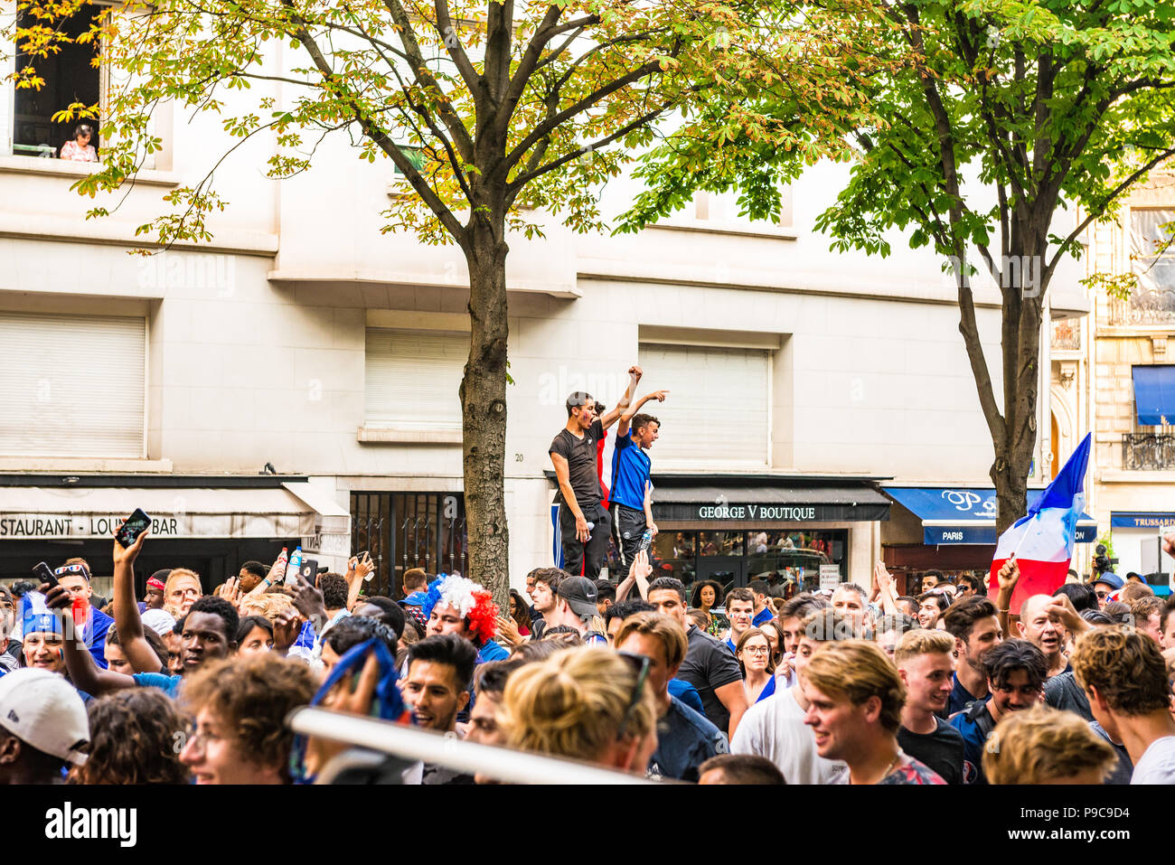 Paris, France. 15 juillet, 2018. Les grandes foules de célébrer dans les rues de Paris après la France remporte la Coupe du Monde de la FIFA 2018 en Russie. Paris, France. Banque D'Images