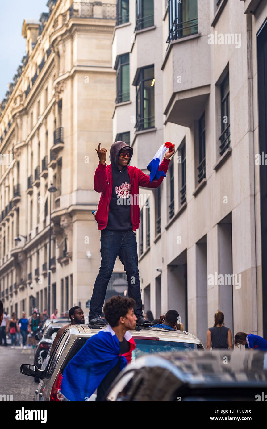 Paris, France. 15 juillet, 2018. Les grandes foules de célébrer dans les rues de Paris après la France remporte la Coupe du Monde de la FIFA 2018 en Russie. Paris, France. Banque D'Images