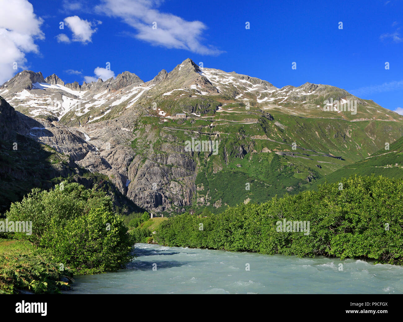 La serpentine route reliant les passages alpins Furka et Grimsel dans Alpes Suisses avec le Rhône au premier plan, l'Europe Banque D'Images