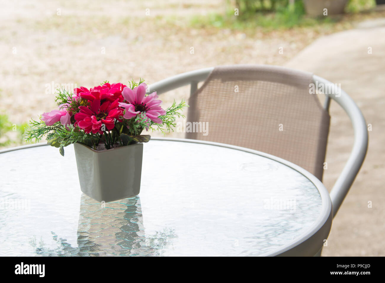 Table vide en face de blur coffee shop / restaurant historique, l'image peut être place produit. Banque D'Images Table vide en face de blur coffee shop / restaurant historique, l'image peut être place produit. Banque D'Images