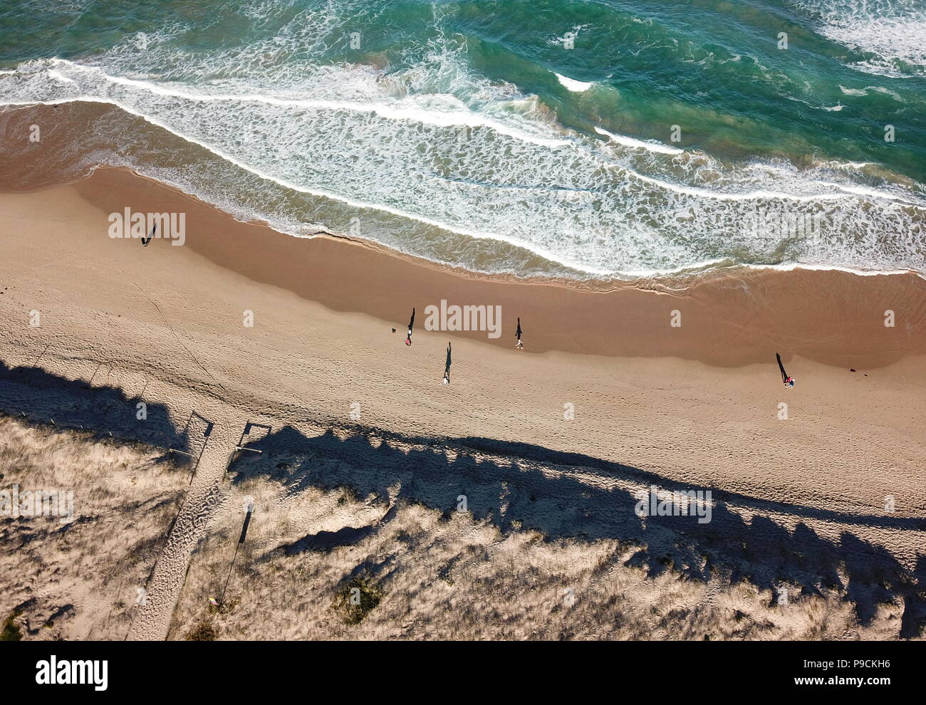 Vue d'en haut photo aérienne du pilotage de drone de la beauté du paysage de la nature de l'eau turquoise avec Wanda plage de jour d'hiver à Cronulla. Seascape incroyable avec w Banque D'Images