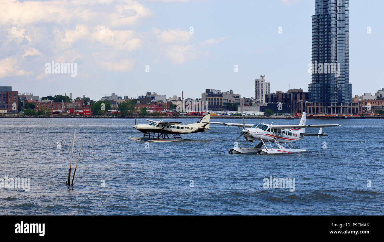 Les avions de la mer sur l'East River Banque D'Images