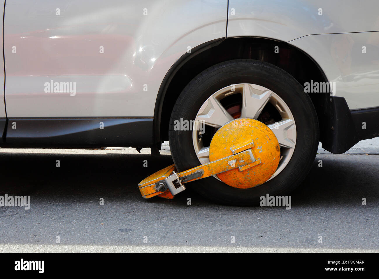 Un coffre de stationnement ou une fixation de roue sur un pneu d'une voiture. Banque D'Images