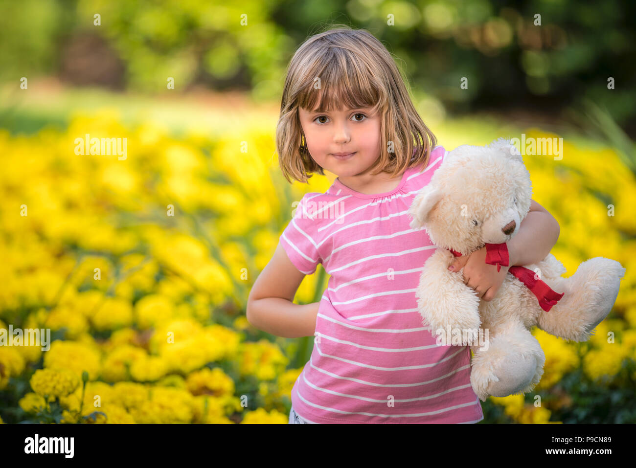 Adorable Petit Bebe Fille Avec Un Ours De Nounours Blanc S Amuser Dans Le Parc D Ete Sur Belle Journee Ensoleillee Avec Des Fleurs Jaunes A L Arriere Plan Photo Stock Alamy Adorable Petit Bebe Fille Avec Un Ours De Nounours Blanc S Amuser Dans Le Parc D Ete Sur Belle Journee Ensoleillee Avec Des Fleurs Jaunes A L Arriere Plan Photo Stock Alamy