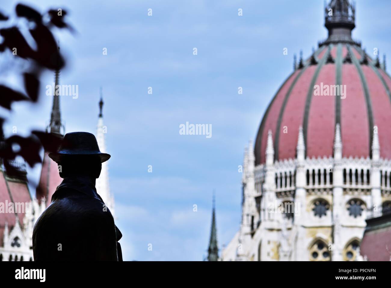 Statue d'Imre Nagy avec le Parlament en arrière-plan, à Budapest, Hongrie Banque D'Images