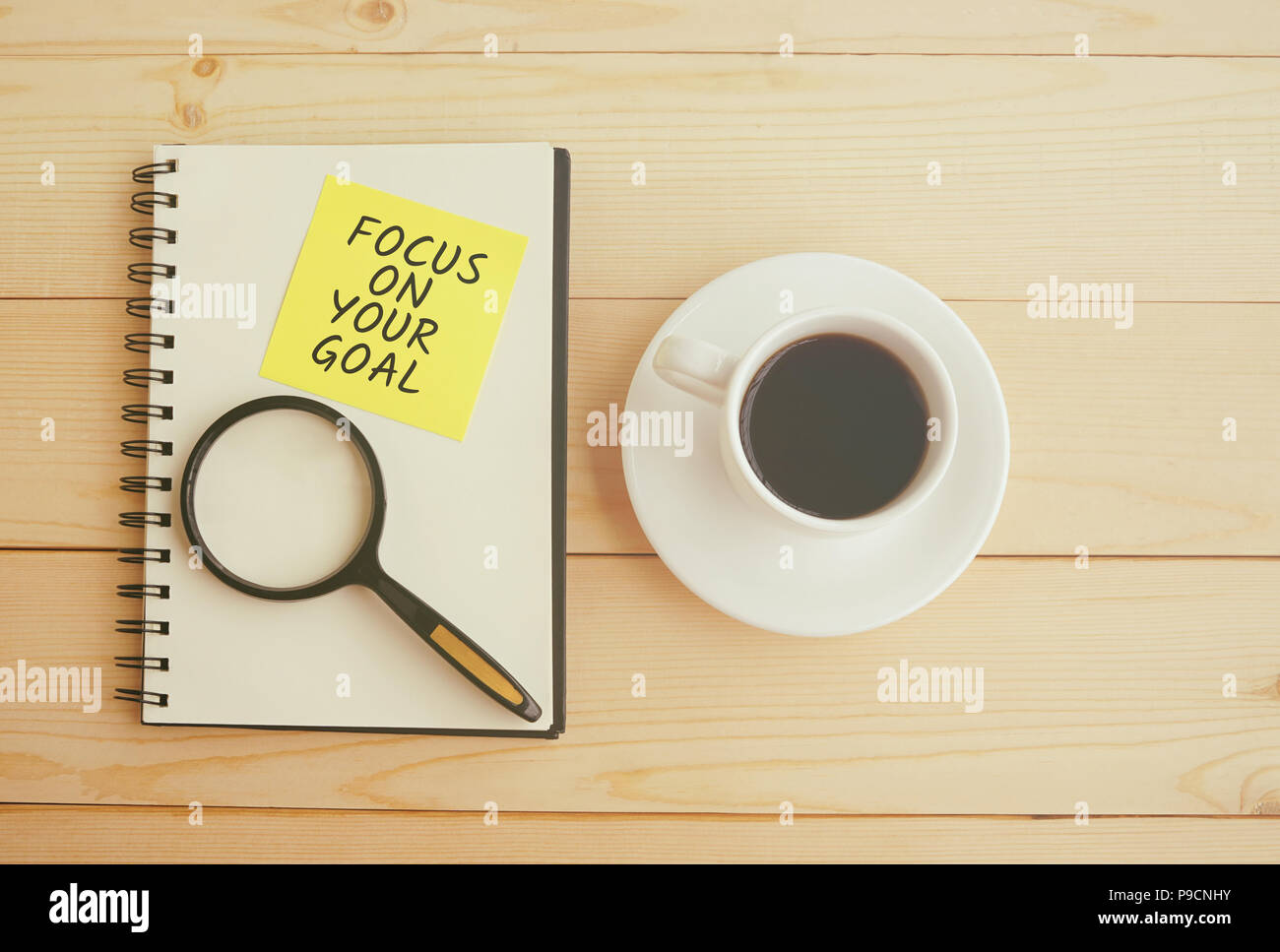 Se concentrer sur votre objectif du texte sur le bloc-notes avec loupe et tasse de café Banque D'Images