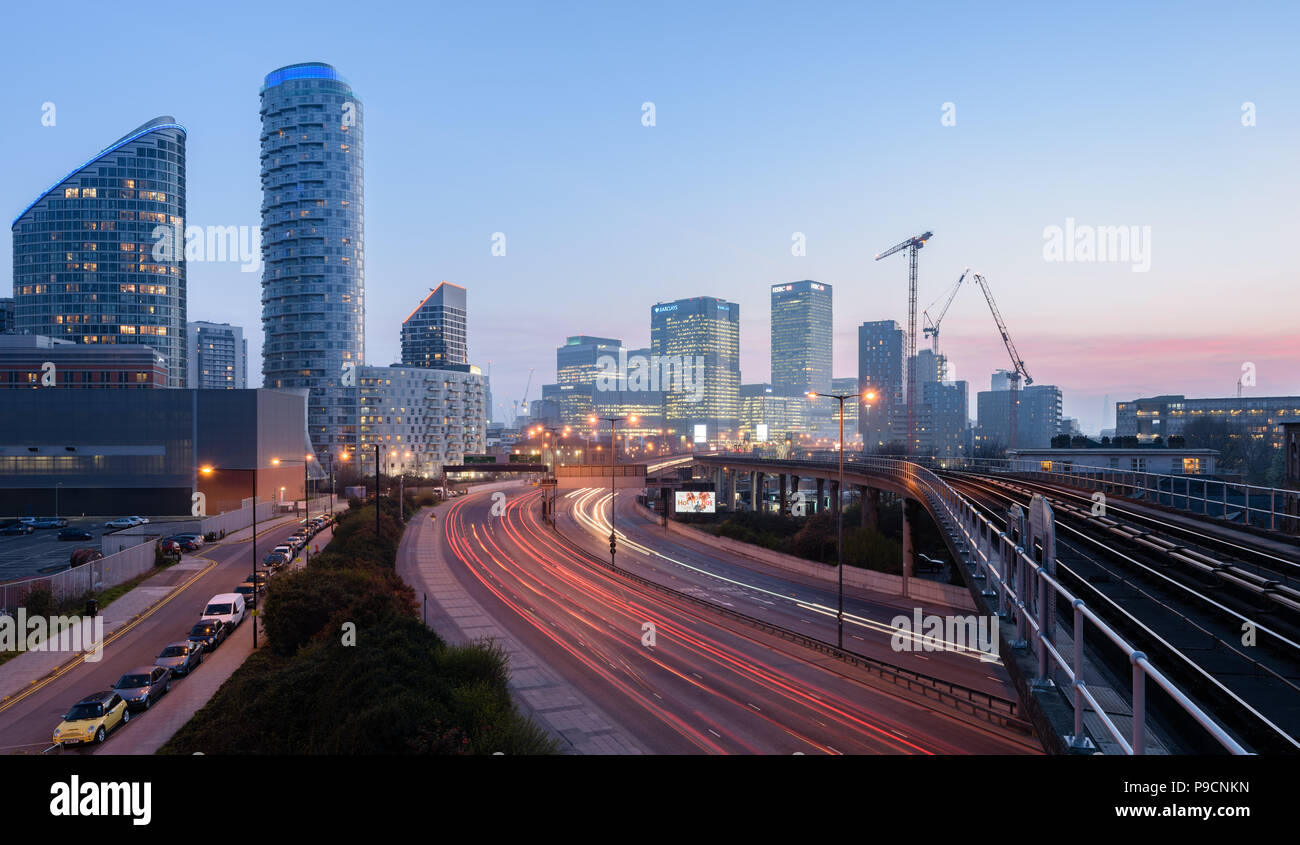 Canary Wharf et la ville de Londres à la tombée de la prise d'un point de vue élevé à East India DLR avec red light trails des voitures Banque D'Images