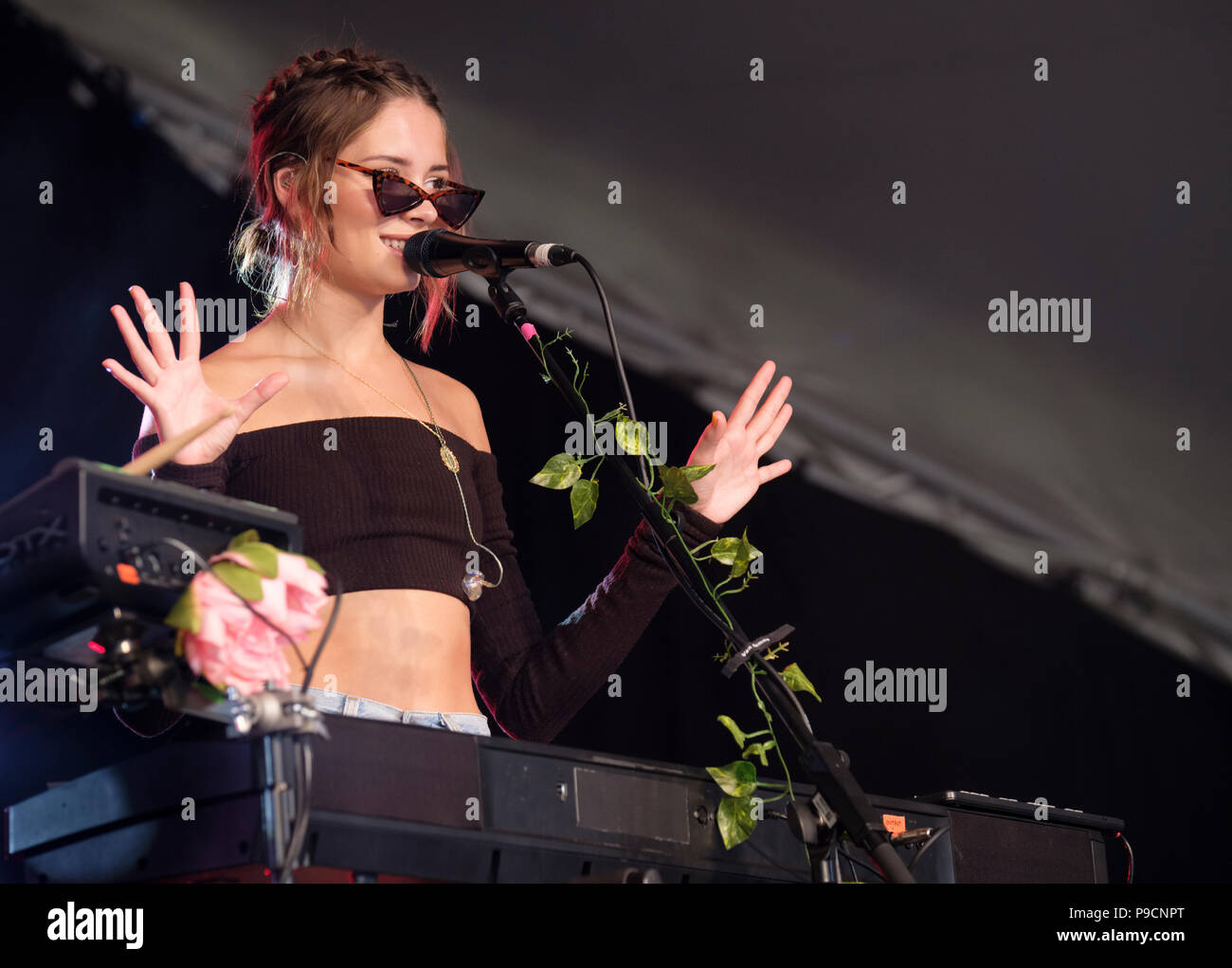 Nina Nesbitt se produisant au Cornbury Music Festival, Chadlington, Oxfordshire, UK. Juillet 14, 2018 Banque D'Images