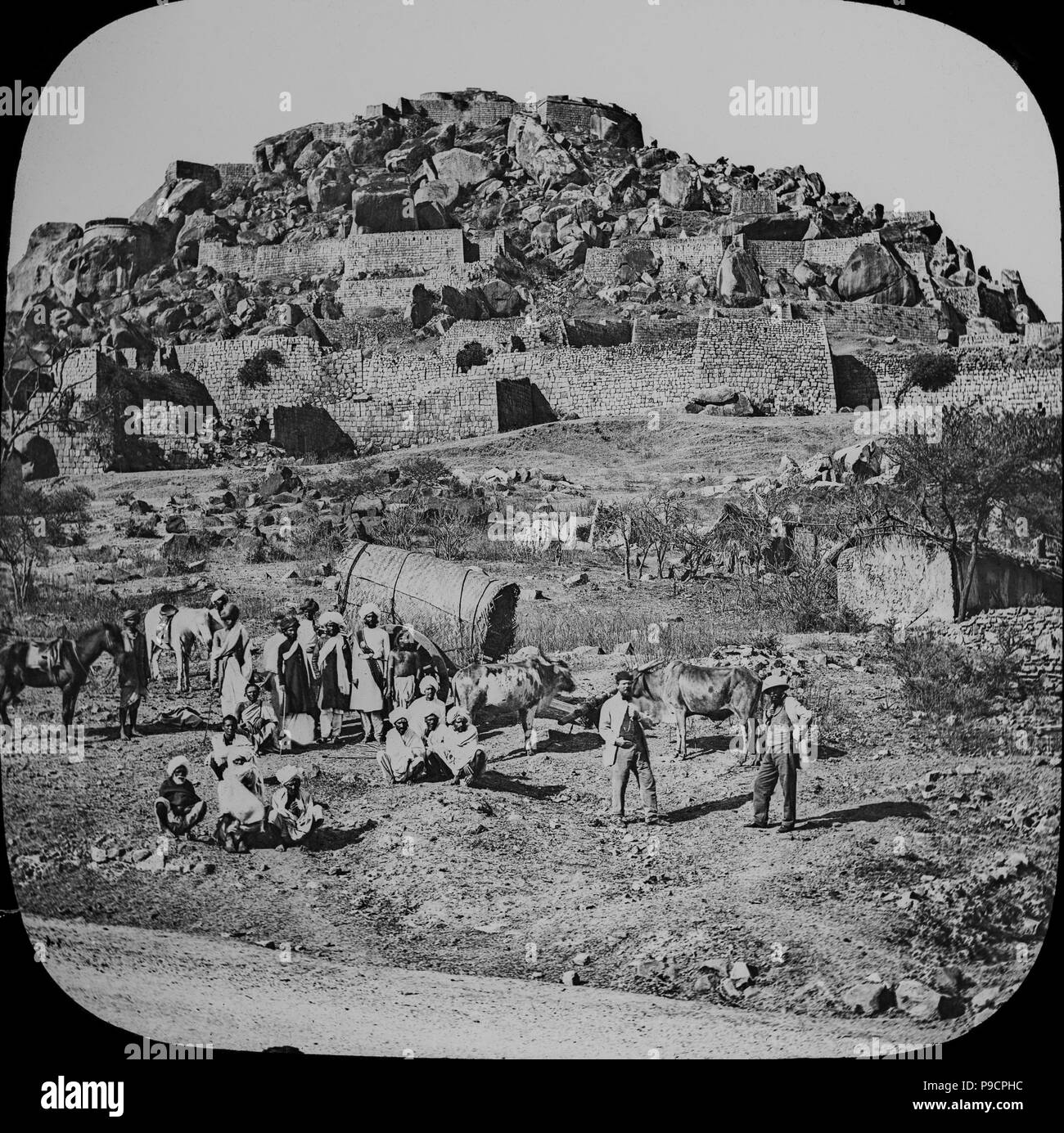 Une photographie montrant la fin de l'époque Victorienne Fort Chitradurga en Inde. Il Chitaldoorg appelé les Britanniques, est une fortification qui chevauche plusieurs collines et surplombant une vallée d'une télévision dans le district de Chitradurga, Karnataka, Inde. Le nom du fort Chitrakaldurga, ce qui signifie 'fort pittoresque" en Kannada, est l'homonyme de la ville Chitradurga et son pays. Le fort a été construit en plusieurs étapes entre le 11ème et 13ème siècles par les souverains dynastiques de la région y compris le Chalukyas et Hoysalas. Banque D'Images